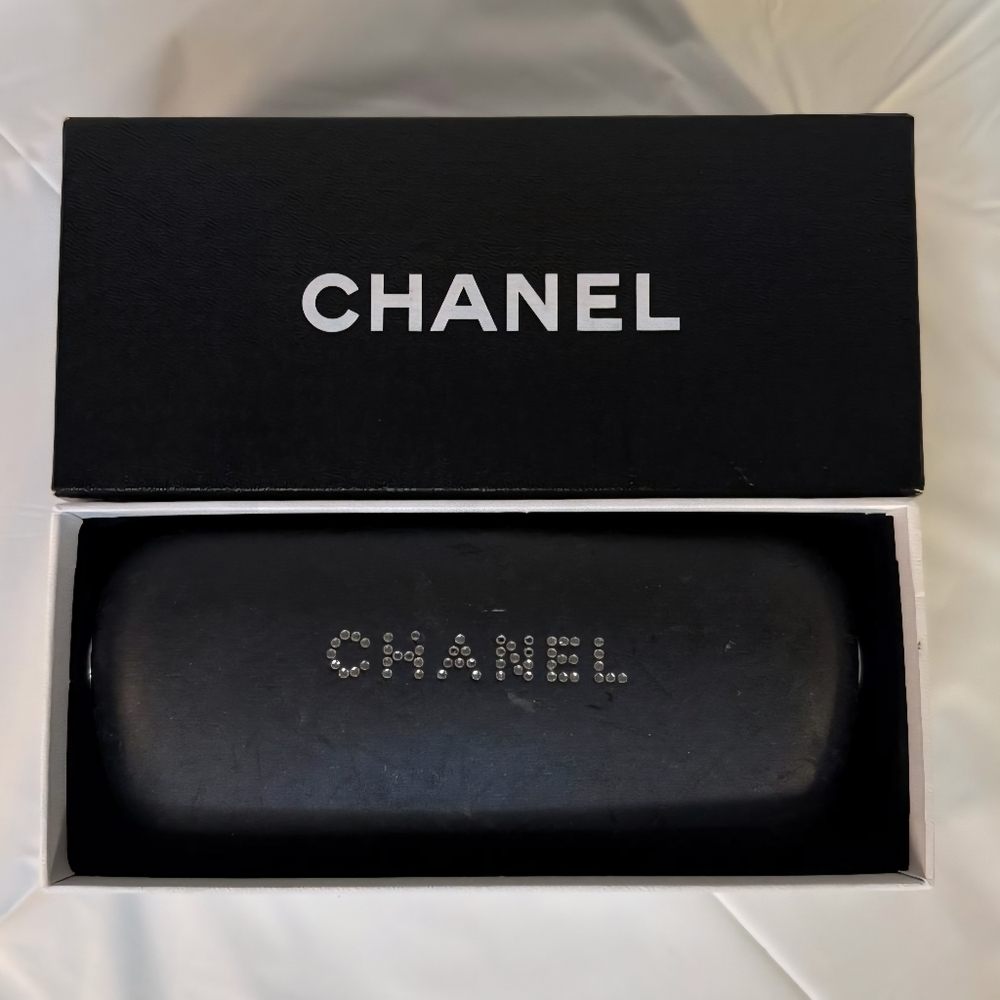 CHANEL  Sunnies 👀 Mirrored Rose Gold Lenses With Black Frames - Picture 9 of 9